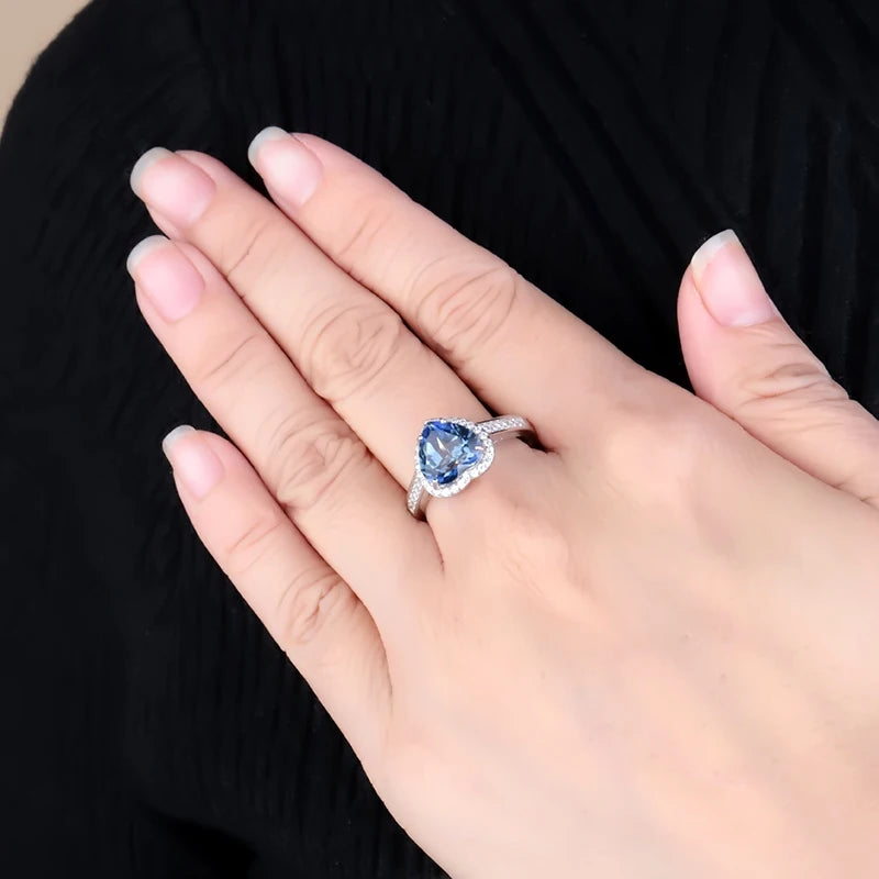 Anillo de iolita en forma de corazón