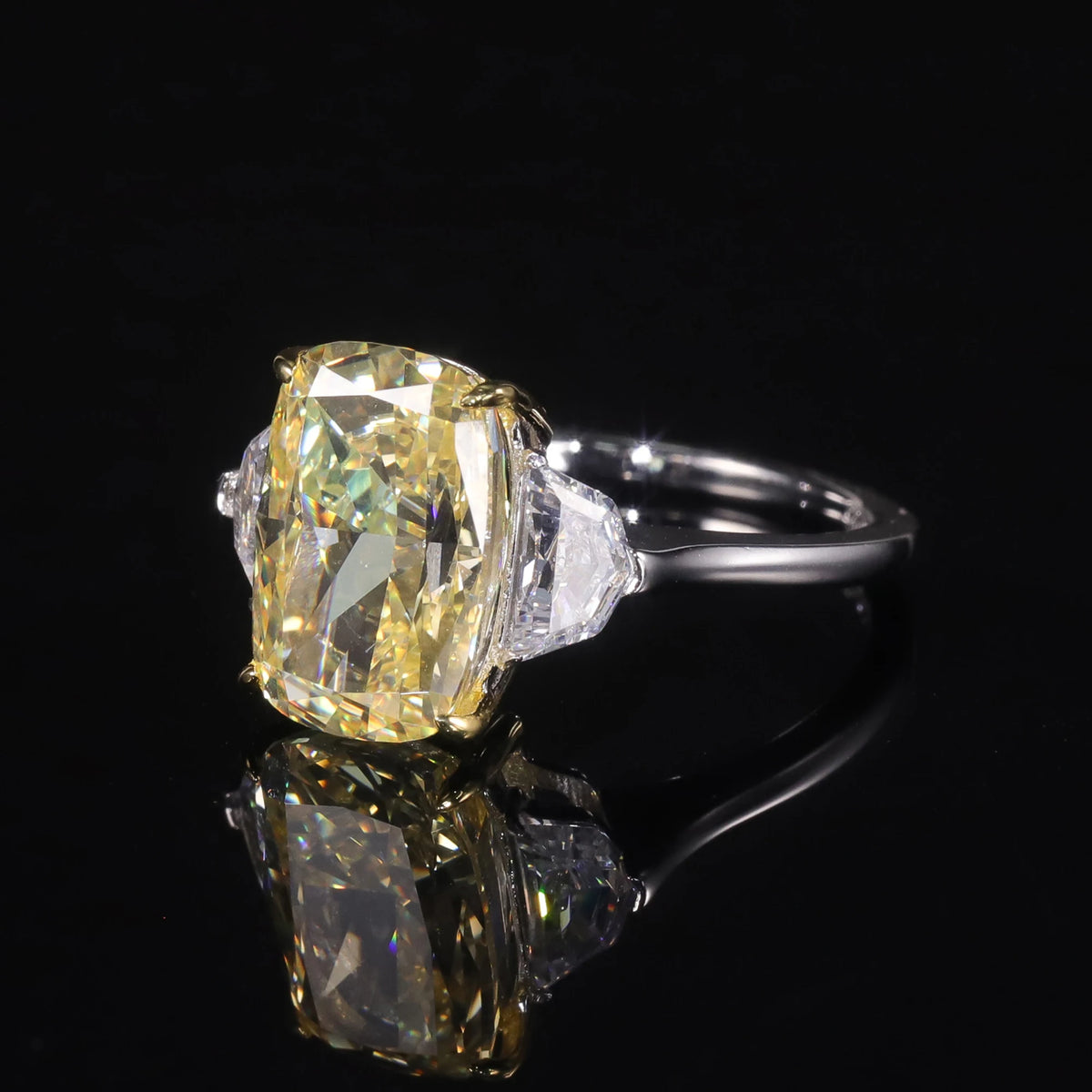 Anillo elegante de circonita cúbica amarilla clara