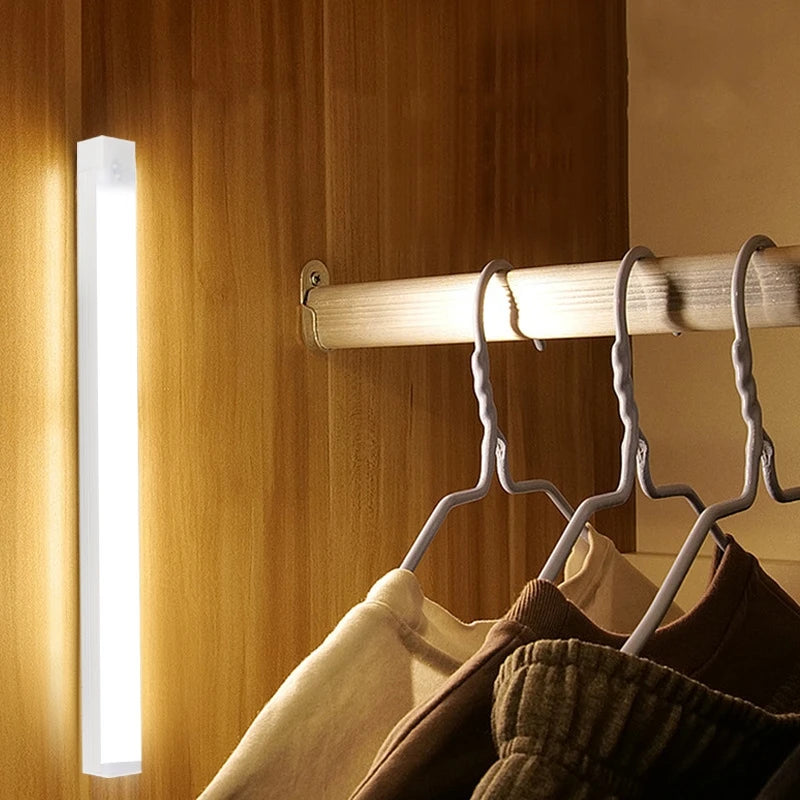Barra de luz LED con sensor de movimiento recargable